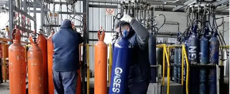 Operarios de Gases Nordelta en la estación de llenado