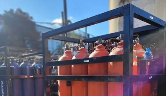 Racks de cilindros en la planta de Gases Nordelta